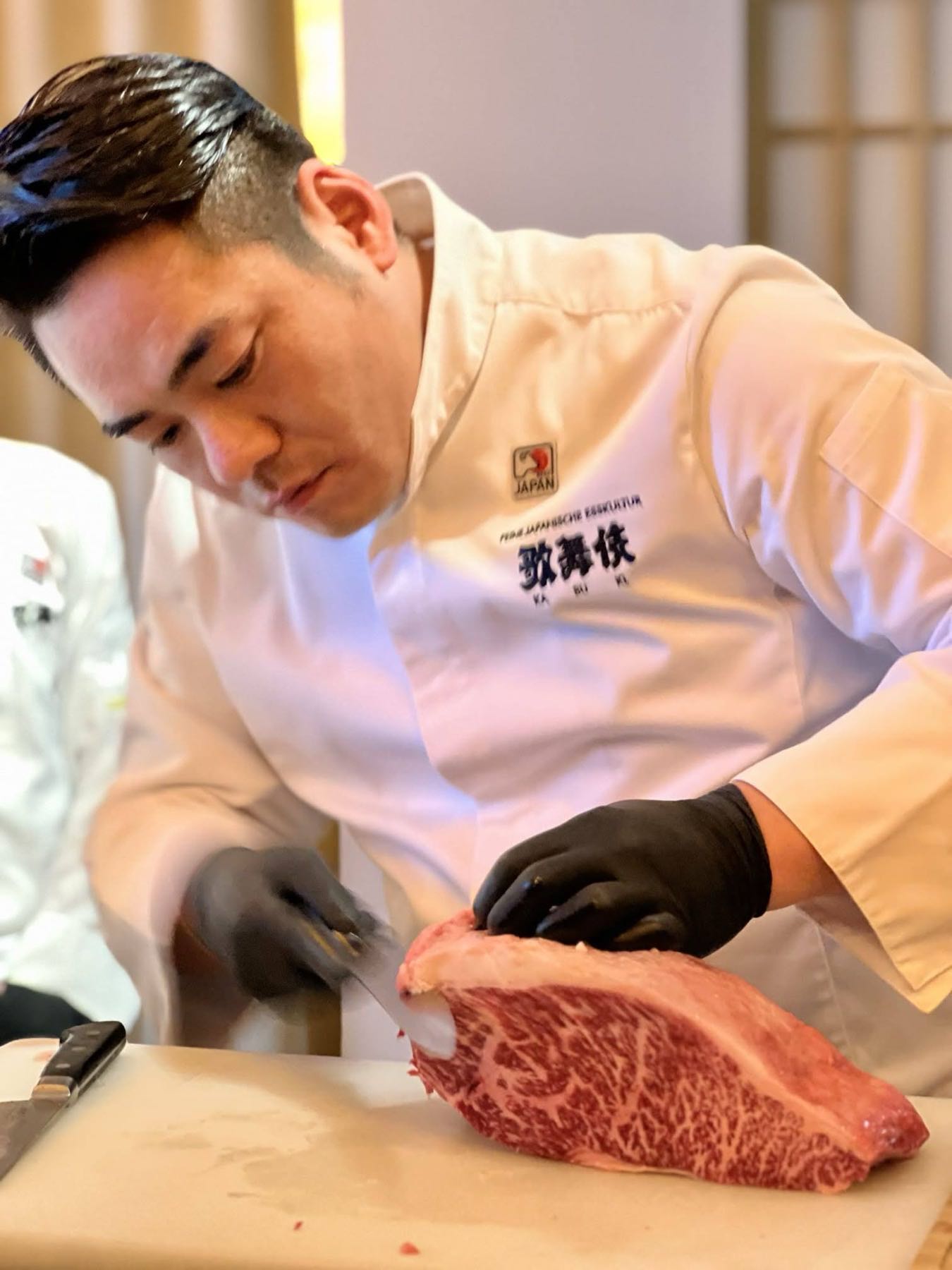 Zuschnitt eines marmorierten Wagyu-Blocks