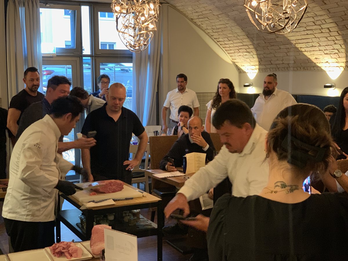 Gäste verfolgen die Wagyu-Zerlegedemonstration von Ryohsei Kinoshita