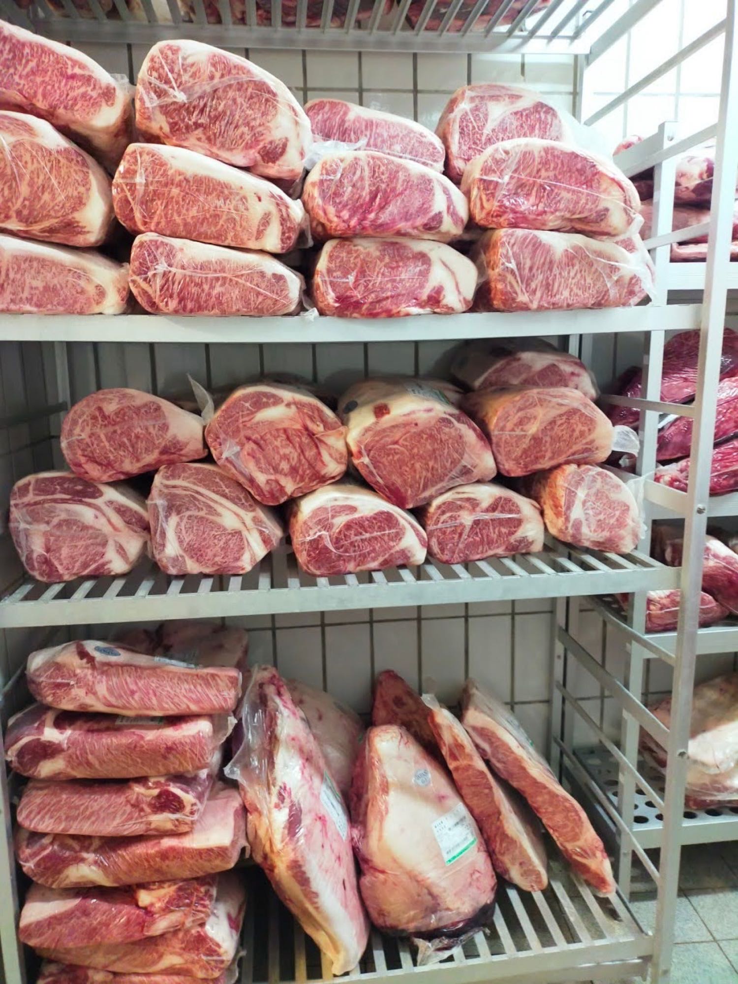 Wagyu-Blöcke im Kaltlager des KABUKI-Fleischwerks
