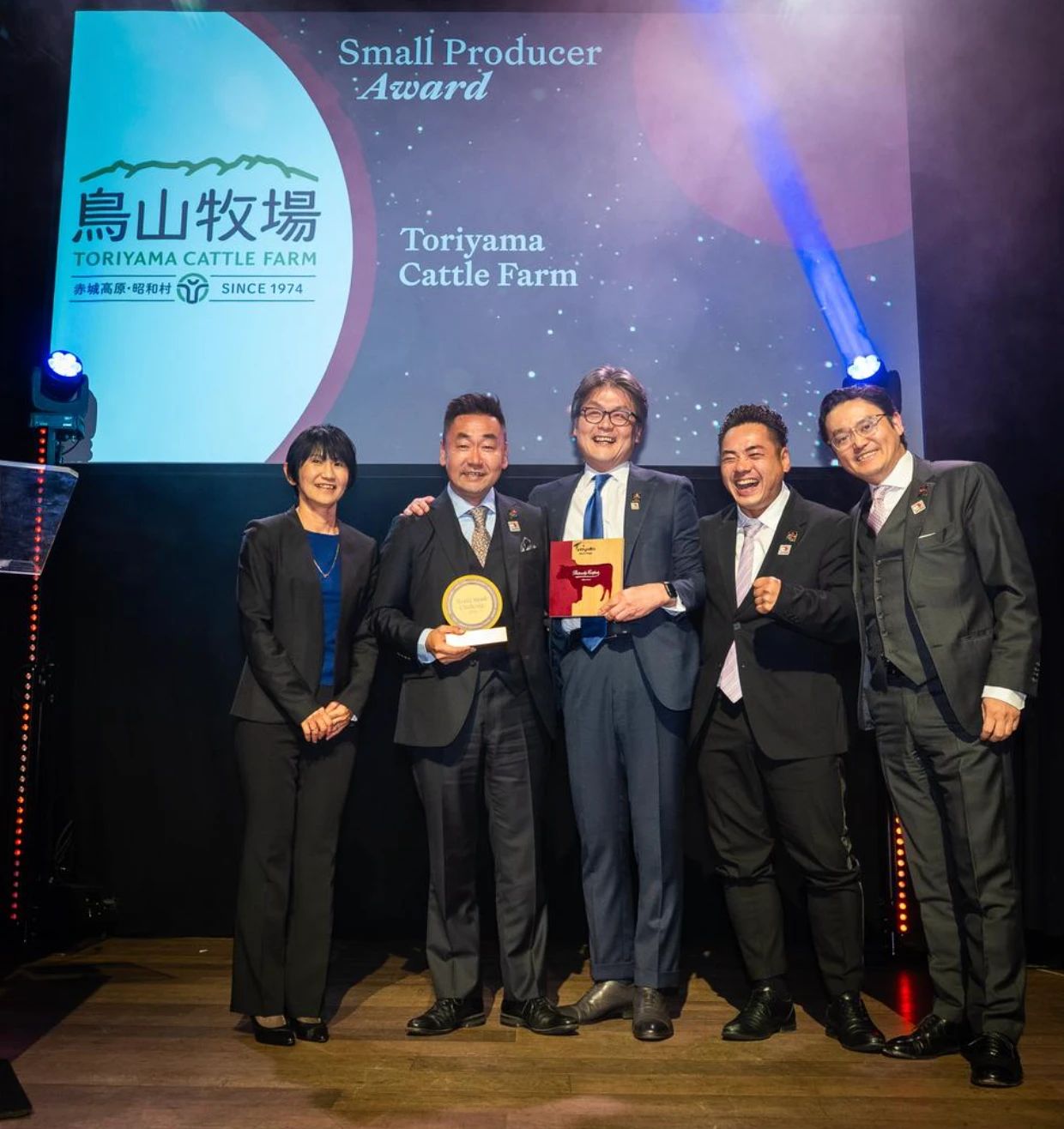 Small Producer Awardを受け取る鳥山牧場のチーム