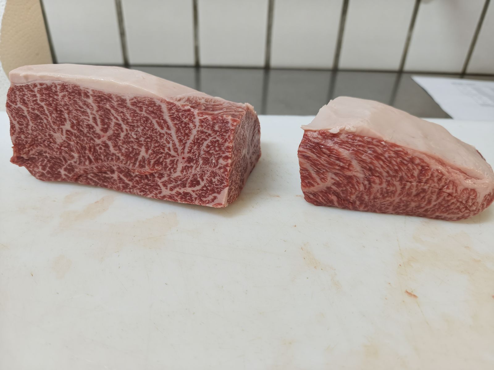 規定サイズにカットした和牛